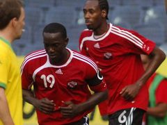 Dwight Yorke a Dennis Lawrence v přípravném zápase proti Walesu.