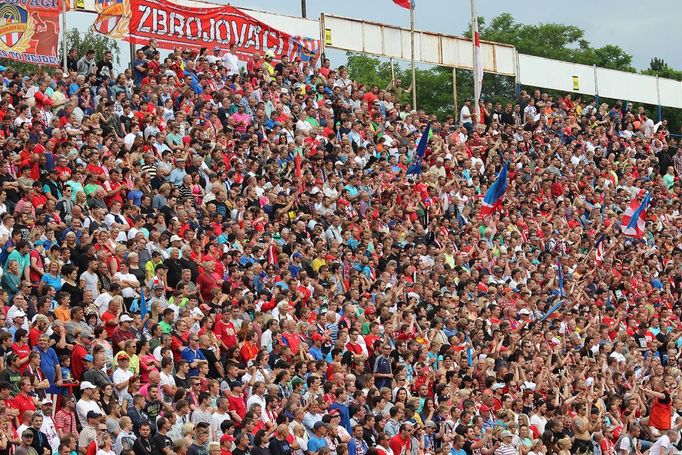 Petr Švancara se v sobotu rozloučil na legendárním fotbalovém stadionu Za Lužánkami se svojí kariérou. Na exhibici dorazily desetitisíce lidí.