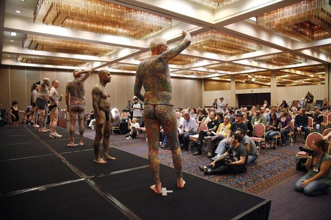 Full-body tattoo competitors show their art to an audience during judging at the National Tattoo Association Convention in Cincinnati, Ohio April 13, 2012. The hobby of collecting tattoos has exploded into the mainstream of society with tattoo conventions and festivals held year-round across the United States and the world. Picture taken April 13, 2012. REUTERS/Jason Reed (UNITED STATES - Tags: SOCIETY) ATTENTION EDITORS PICTURE 22 OF 31 FOR PACKAGE 'ADDICTED TO THE NEEDLE' TO FIND ALL PICTURES SEARCH 'ADDICTED NEEDLE' Published: Čer. 29, 2012, 1 odp.