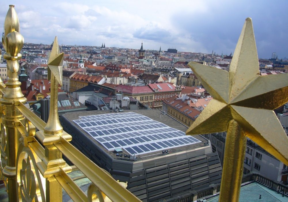 Sluneční elektrárna na střeže provozní budovy Národního divadla