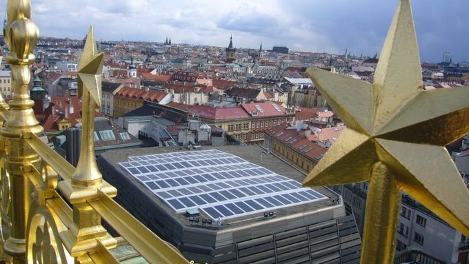Největší sluneční elektrárna v Praze je na Zlaté kapličce