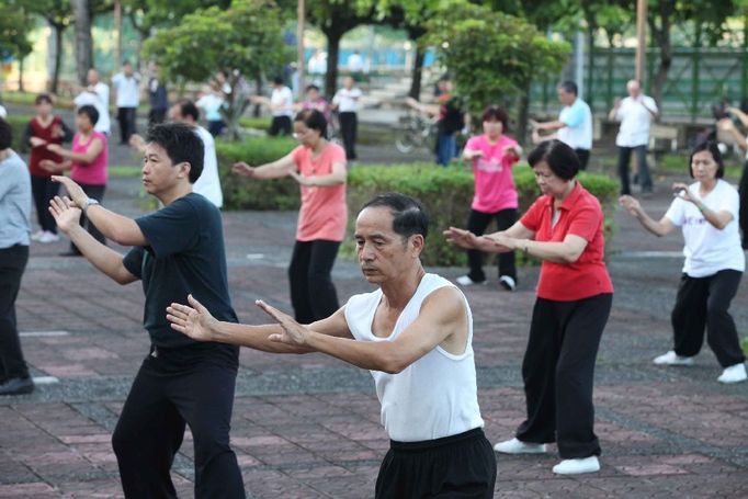 Tato skupina se při cvičení Tai-chi schází v Parku sportu v Yilanu vždy od 5.30 do 7.30.