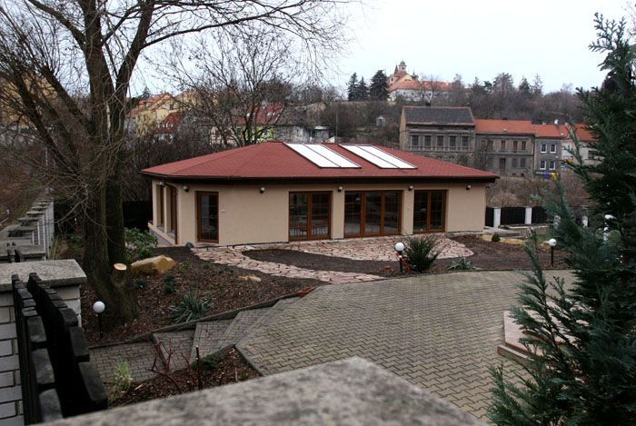 Nový krytý bazén na zahradě vily Vlastimila Tlustého ve Slaném.