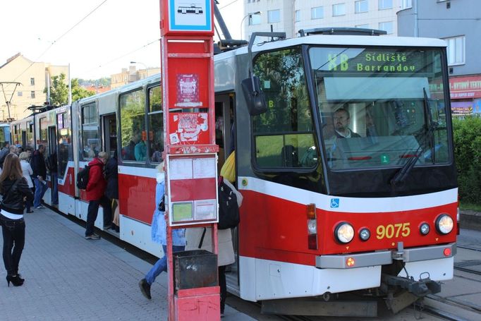 Lidí přibude až dole na Palmovce. Metro je tu stále zavřené, jezdí se náhradními tramvajemi.