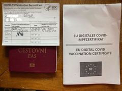 Vlevo je potvrzení o očkování v USA, vpravo evropský certifikát, který Radka Z. získala v Drážďanech.