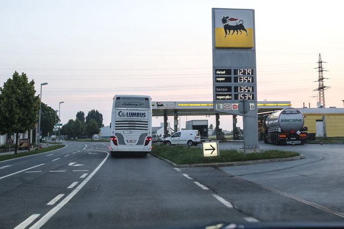 Pumpa u městečka Frauenkirchen. Z našich dvou pump v Rakousku je tato dražší, ale s palivem a obchodem navíc. Nafta za 32,60 koruny, benzin za 35,53 koruny.