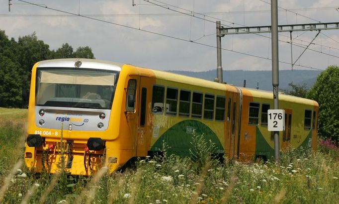 ...a potom, po kompletní přestavbě. Souprava se dvěma vozy stojí dvacet jeden milion, třívozová pak třicet sedm milionů korun. Dvouvozovou Regionovu tvoří motorový a řídicí vůz, třívozovou dva motorové vozy a jeden vložený.