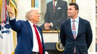"Velký, dokonce legendární Charlie Kirk je mrtvý," reagoval na zprávu prezident Donald Trump. "Milovali a obdivovali ho všichni, zejména já, a teď už mezi námi není. Melania a já vyjadřujeme soustrast jeho krásné ženě Erice a rodině. Charlie, milujeme tě!" uvedl prezident Donald J. Trump.