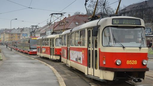 Kvůli námraze nejezdí tramvaje v Pražské Libni - fronta mezi zastávkami Bulovka a Vosmíkových.
