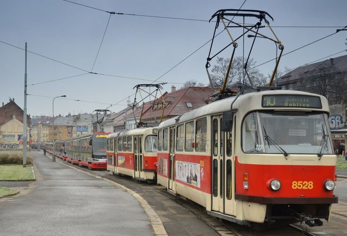 Kvůli námraze nejezdí tramvaje v Pražské Libni - fronta mezi zastávkami Bulovka a Vosmíkových.