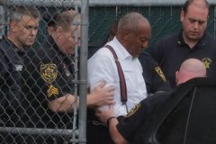 Komik Bill Cosby odsouzen za znásilnění. Soud ho označil za sexuálního predátora