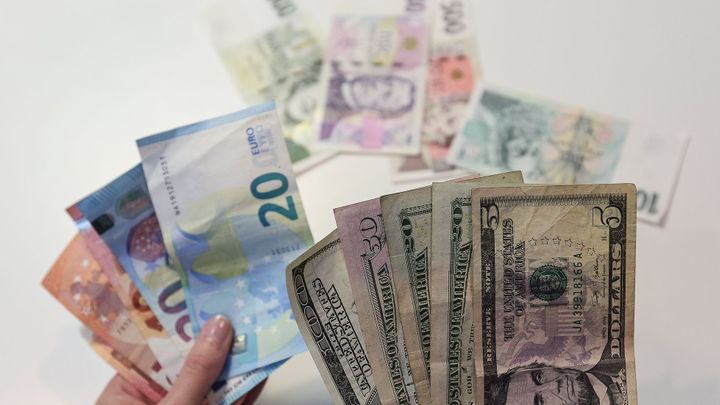 Nemusíte se bát platit hotově, uklidňuje ČNB. S penězi a viry je to však složitější