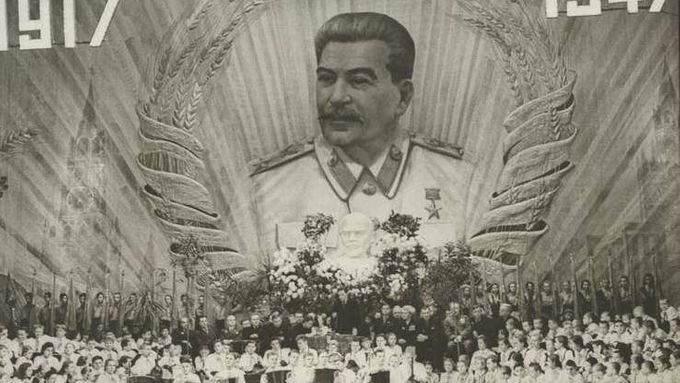 Po válce dosáhl Stalinův kult nebývalých rozměrů. Oslava 30 let od bolševické revoluce ve Velkém divadle v Moskvě.