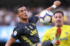 Ronaldo zlomil Sorrentinovi nos a omluvil se zprávou. Gólmana Verony probouzeli z bezvědomí