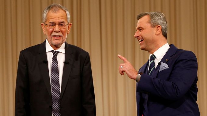 Van der Bellen a Hofer (vpravo) před televizní debatou v neděli 27. listopadu.