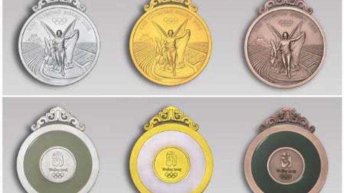 Cenné kovy (zleva stříbrná, zlatá a bronzová medaile), o něž se bude bojovat v roce 2008 na olympiádě v Pekingu.