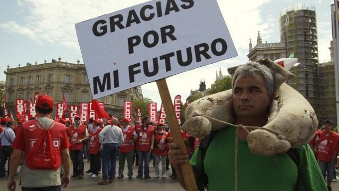 Španělským odborářům se plánované úspory nelíbí a hrozí generální stávkou.