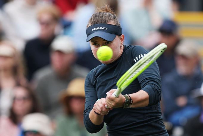 Barbora Krejčíková v utkání 1. kola turnaje v Eastbourne