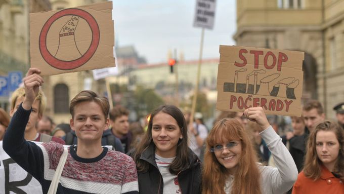 Studenti protestovali proti elektrárně Počerady.