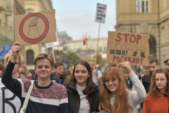 Studenti protestovali proti elektrárně Počerady.