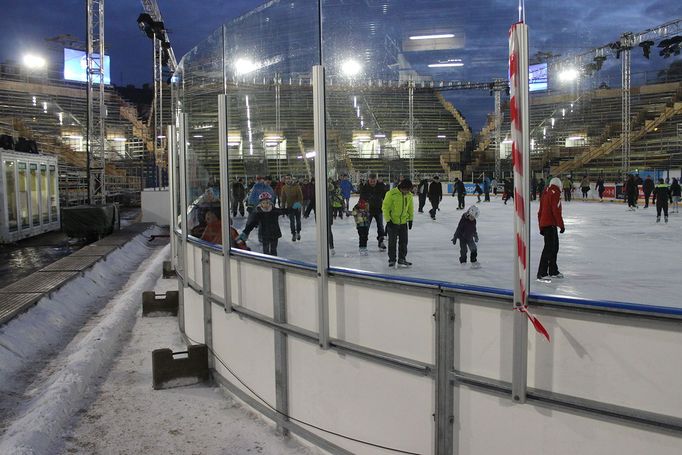 Čtyři dny před prvním zápasem brněnské Komety pod širým nebem je areál téměř připravený. V neděli očekává nápor tisíců fanoušků.