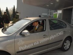 Škoda představila svůj první vůz na zemní plyn, vyzkoušel si ho taky ministr životního prostředí Martin Bursík