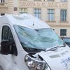 Auta poničená sněhem v pražské Hálkově ulici.
