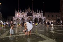 Romantický tanec uprostřed zaplavených Benátek. Turisté se přílivem nenechali odradit