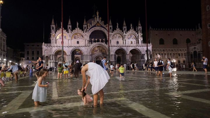 Romantický tanec uprostřed zaplavených Benátek. Turisté se přílivem nenechali odradit; Zdroj foto: Reuters