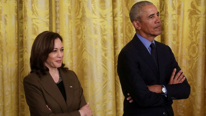 Viceprezidentka Kamala Harrisová a exprezident Barack Obama