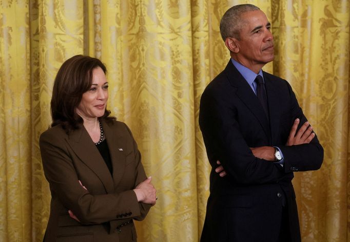 Viceprezidentka Kamala Harrisová a exprezident Barack Obama