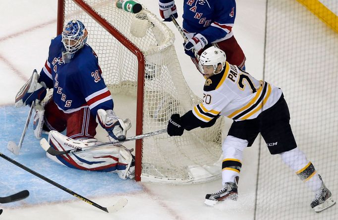 Daniel Paille překonává Henrika Lundqvista. Díky čtvrté řadě Bruins vede Boston v semifinále Východní konference nad NY Rangers už 3:0 na zápasy.