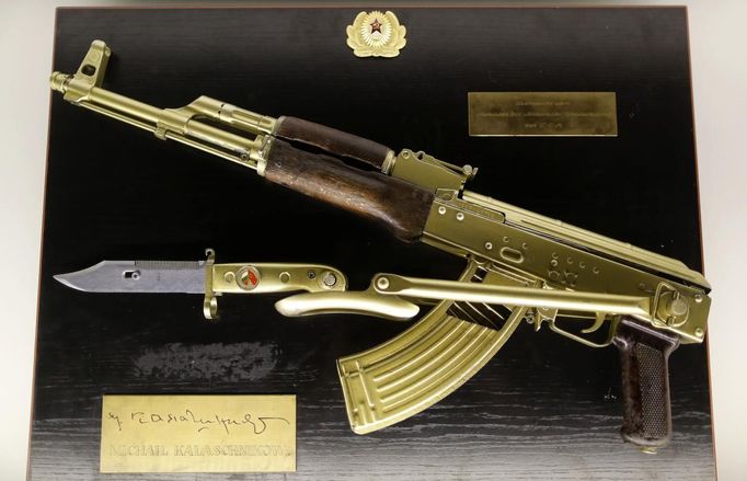 A gold plated Kalashnikov is seen on display at the 'Top Secret' Spy Museum in Oberhausen, July 10, 2013. The museum presents various objects, devices and gadgets used for spying or related to espionage. REUTERS/Ina Fassbender (GERMANY - Tags: SOCIETY ENTERTAINMENT) Published: Čec. 10, 2013, 2:57 odp.