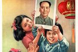 "Srdečně milujte předsedu Maa". Plakát odkazuje ke zvolení Mao Ce-tunga vůbec prvním prezidentem Čínské lidové republiky v září 1954. Na plakátu dál stojí: "Šíří se zpráva, že vůdce byl zvolen, ohlušující zvuk gongů a bubnů je slyšet v ulicích, kde lidé vysoko nad hlavou drží portrét vůdce a křičí 'Ať žije předseda Mao, dlouhý dlouhý život!'"