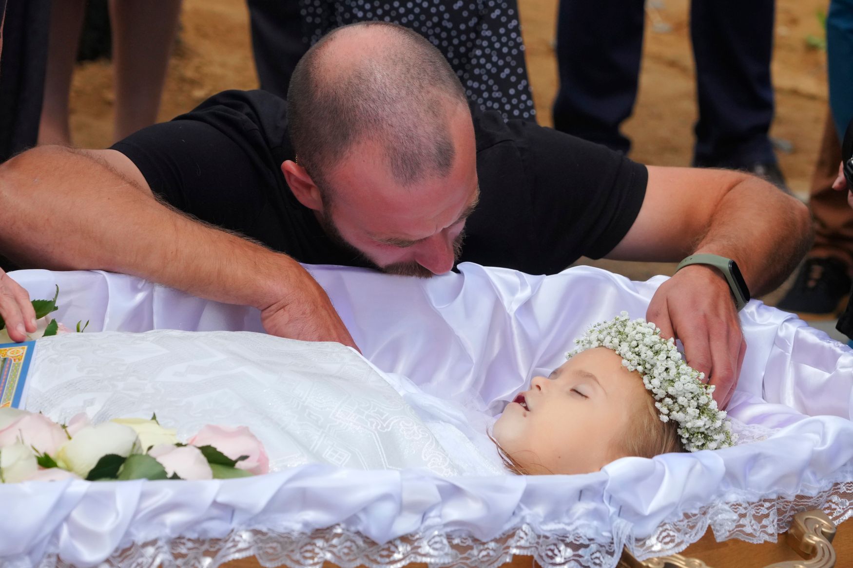 holčička Ukrajina pohřeb ruské rakety