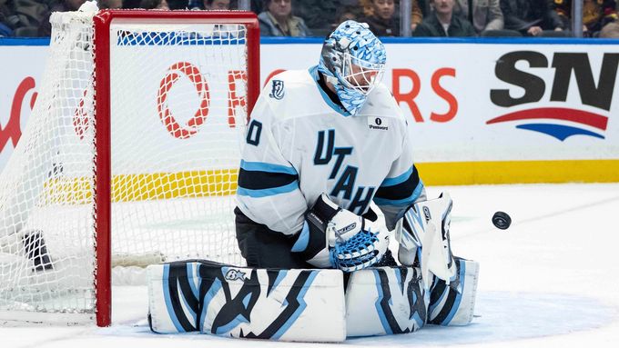 Zákroky Karla Vejmelky v zápase NHL Vancouver - Utah