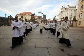 Foto: Arcibiskup si svolal kněze, v pražské katedrále světili oleje. Křesťané slaví Zelený čtvrtek