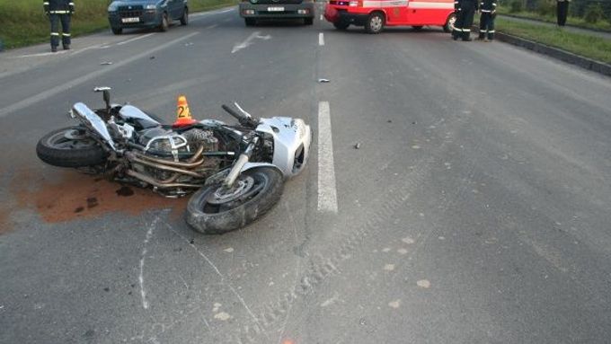 Motocyklista utrpěl vážné zranění (ilustrační foto).