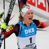 Marte Olsbuová Röiselandová slaví vítězství v závodě s hromadným startem na MS 2020 v Anterselvě