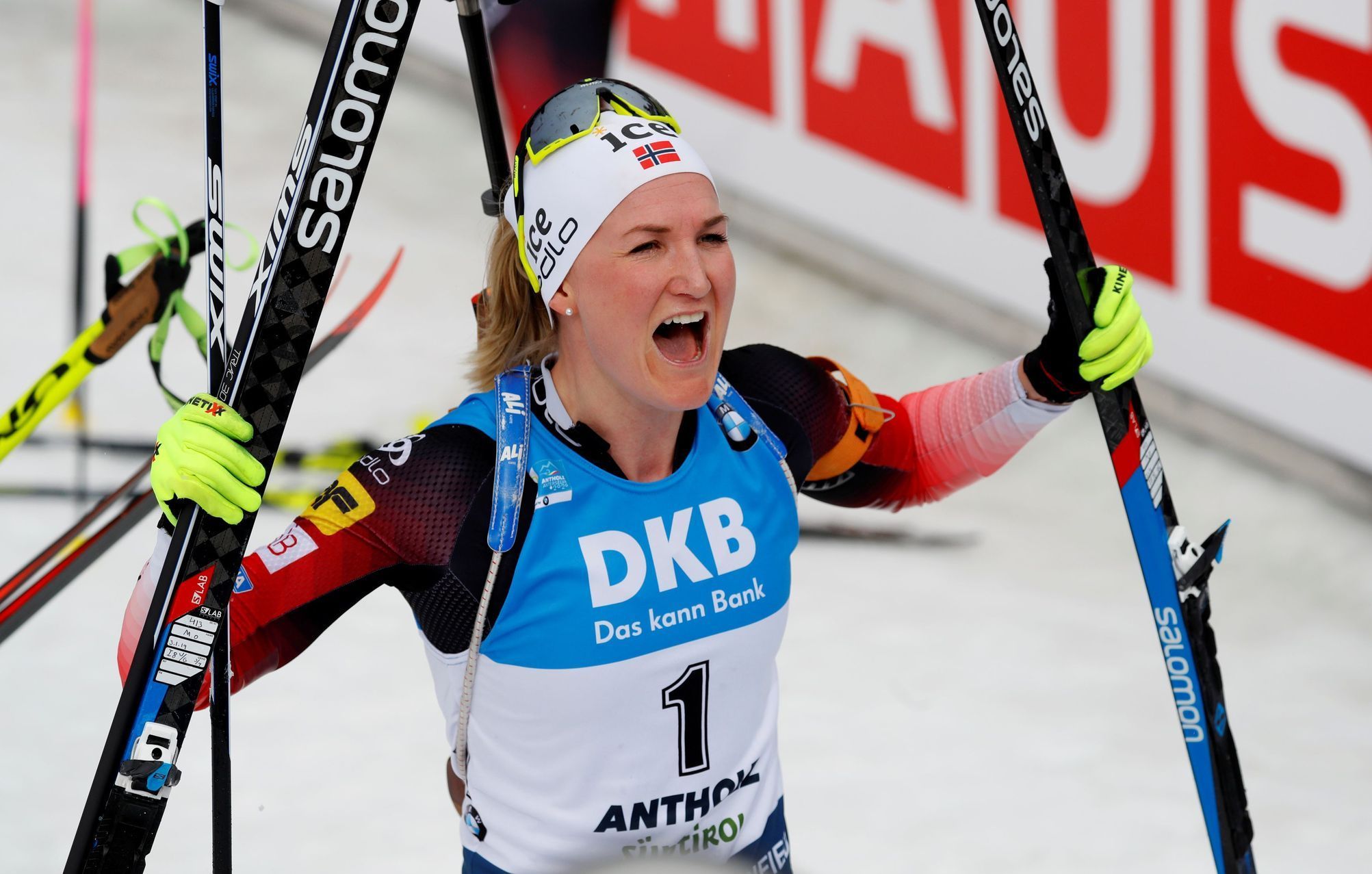 Marte Olsbuová Röiselandová slaví vítězství v závodě s hromadným startem na MS 2020 v Anterselvě