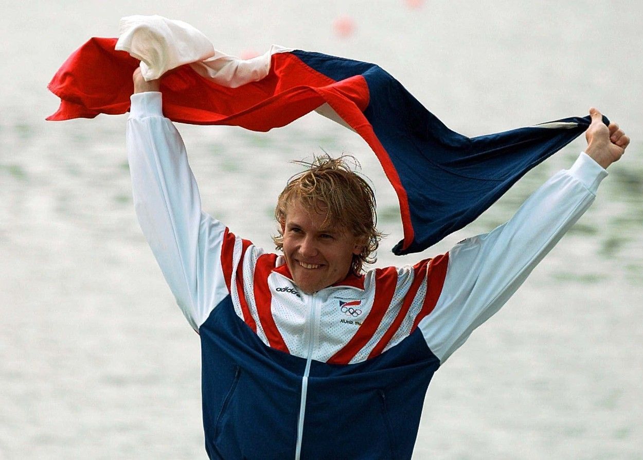 Martin Doktor s českou vlajkou na letní olympiádě v Atlantě 1996