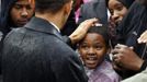 U.S. President Barack Obama pats the head of a boy during campaign rally in Cleveland, Ohio October 5, 2012. REUTERS/Kevin Lamarque (UNITED STATES - Tags: POLITICS ELECTIONS USA PRESIDENTIAL ELECTION) Published: Říj. 5, 2012, 8:18 odp.