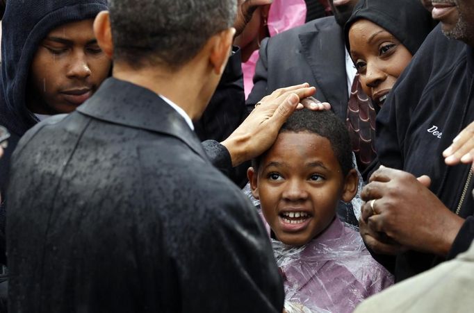 U.S. President Barack Obama pats the head of a boy during campaign rally in Cleveland, Ohio October 5, 2012. REUTERS/Kevin Lamarque (UNITED STATES - Tags: POLITICS ELECTIONS USA PRESIDENTIAL ELECTION) Published: Říj. 5, 2012, 8:18 odp.