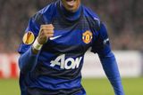 V Evropské lize vyhrál i rival City z Manchesteru, tedy tým United. Díky Ashley Youngovi (obrázek) a Javieru Hernándezovi zvítězil v Amsterdamu 2:0.