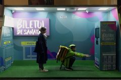 Nenechte si ujít: Miláček filmových festivalů i inscenace o demonstrujících Češích