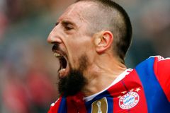 VIDEO Ribéry schytal ránu šálou od šíleného fanouška