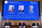 Nobelovu cenu za fyziku získala trojice vědců. Tunelovali kvanta v masovém měřítku