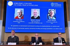 Nobelovu cenu za fyziku získala trojice vědců. Tunelovali kvanta v obřím měřítku