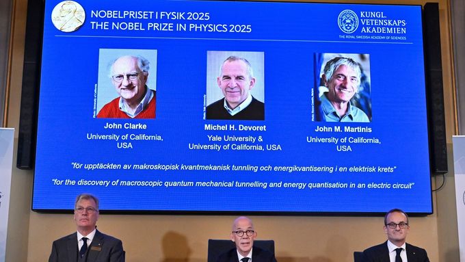Nobelovu cenu za fyziku v úterý získali Brit John Clarke, Francouz Michel H. Devoret a Američan John M. Martinis za jejich výzkum kvantové mechaniky.