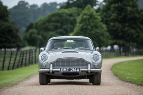 Legendární auto Jamese Bonda jde do aukce. Filmová kariéra šponuje jeho cenu o desítky milionů